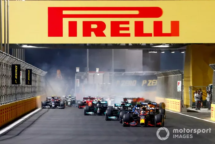 Max Verstappen, Red Bull Racing RB16B, Lewis Hamilton, Mercedes W12, Esteban Ocon, Alpine A521, y el resto de la parrilla en la salida