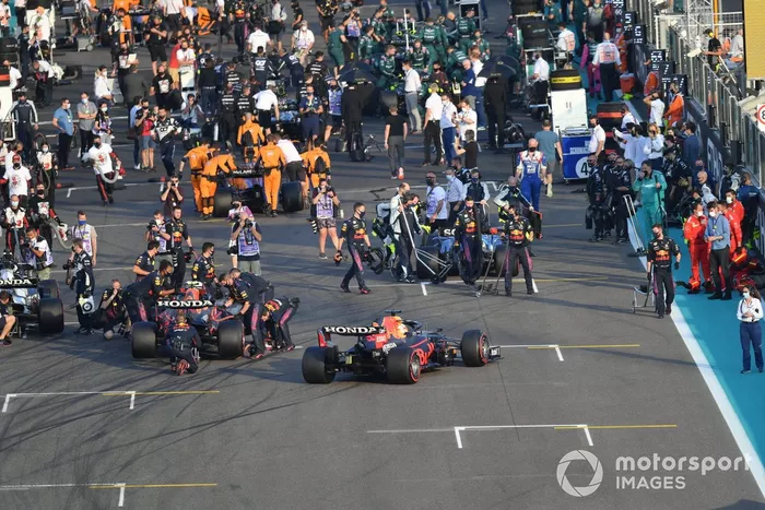 Max Verstappen, Red Bull Racing RB16B, llega a la concurrida parrilla previa a la carrera