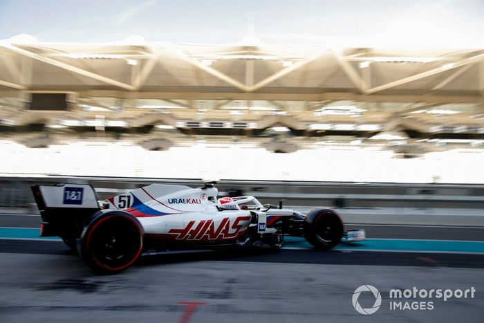 Pietro Fittipaldi, Haas F1 Team VF-19 adaptado (muleto) con los Pirelli de 18 pulgadas 