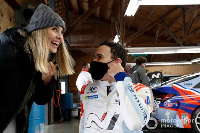 Robert Wickens con Karli Wickens, Bryan Herta Autosport, Hyundai Veloster N TCR 
