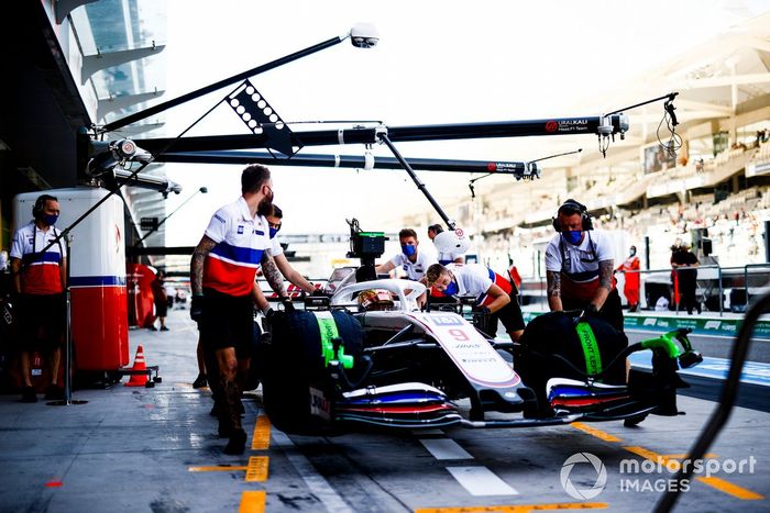 Nikita Mazepin, Haas VF-21, in the pits