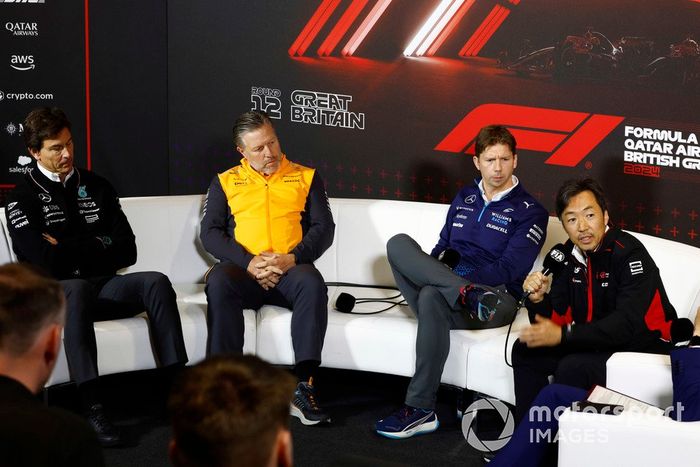 Toto Wolff, Team Principal y CEO, Mercedes-AMG F1 Team, con Zak Brown, CEO, McLaren Racing, James Vowles, Team Principal, Williams Racing, Ayao Komatsu, Team Principal, Haas F1 Team.