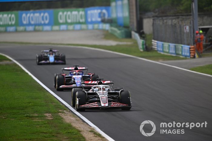 Kevin Magnussen, Haas VF-24, Daniel Ricciardo, RB F1 Team VCARB 01, Esteban Ocon, Alpine A524