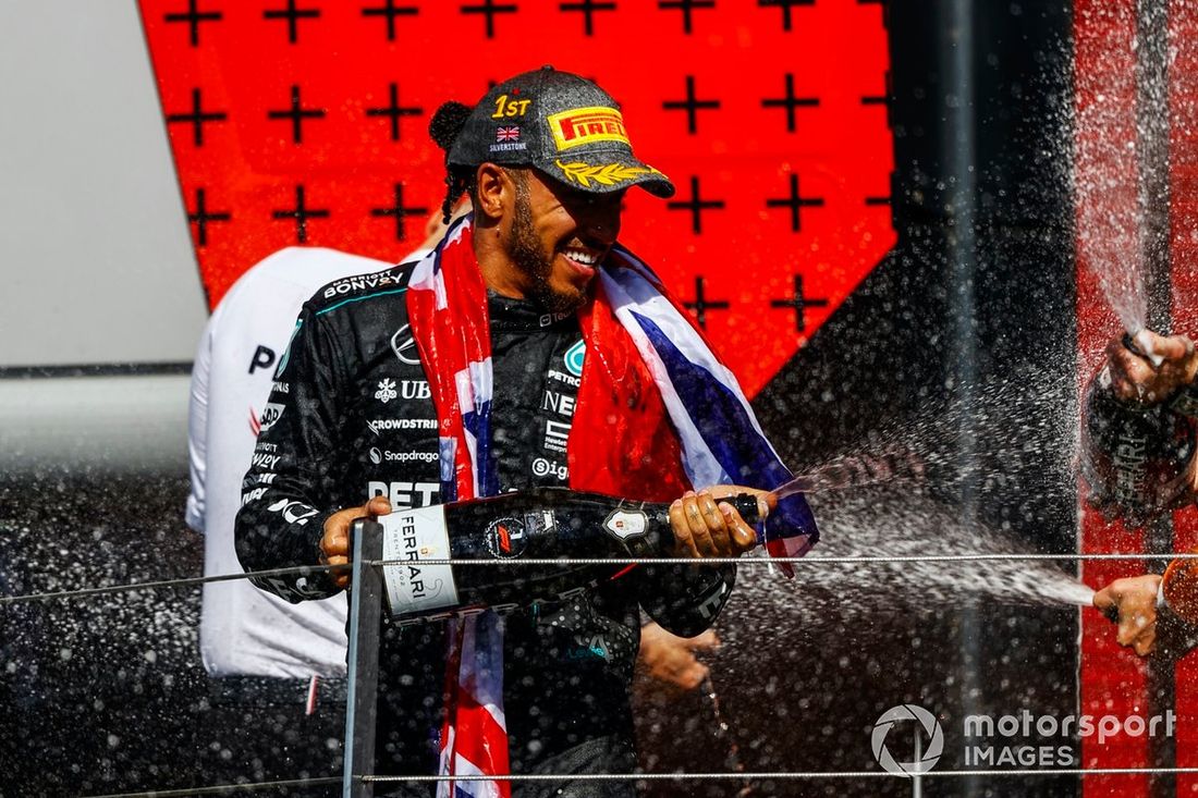 Lewis Hamilton, Mercedes-AMG F1 Team, 1. miejsce, rozpyla szampana zwycięstwa