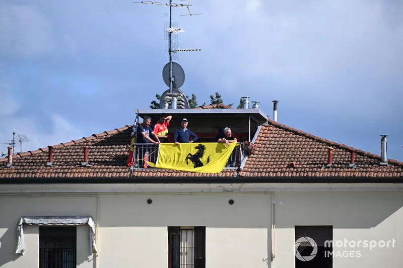Les fans en bord de piste soutiennent la Scuderia Ferrari