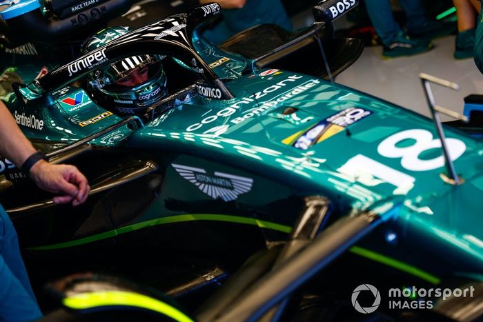 Lance Stroll, Aston Martin F1 Team, se sienta en el coche en el garaje