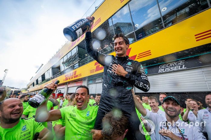 George Russell, Mercedes-AMG F1 Team, 1ª posición, celebra con su equipo tras la carrera