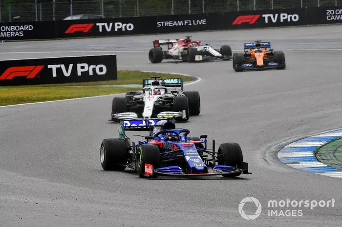 Alexander Albon, Toro Rosso STR14, precede Lewis Hamilton, Mercedes AMG F1 W10, e Carlos Sainz Jr., McLaren MCL34