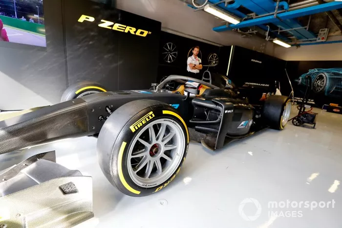 Jean Alesi testa i nuovi pneumatici della Pirelli da 18 inch per la prossima stagione in F2