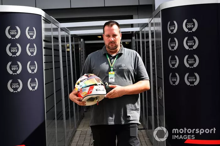 Un ingeniero de cascos de Schuberth trabaja en el casco de Max Verstappen, Red Bull Racing