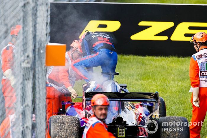Daniil Kvyat, Toro Rosso STR14 se retira de la carrera