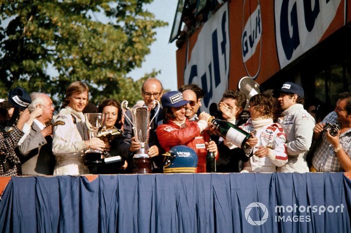 Podio : el ganador, Ronnie Peterson, Lotus Ford, el segundo, Emerson Fittipaldi, McLaren Ford, el tercero, Jody Scheckter, Tyrrell Ford