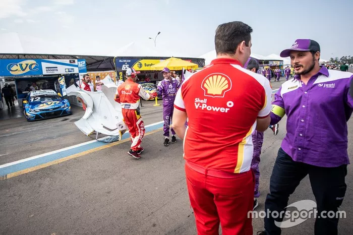 Transplante de capôs dos carros Shell e Prati Donaduzzi na etapa do Velopark