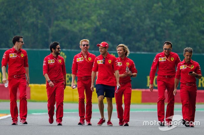 Sebastian Vettel, Ferrari camina por la pista