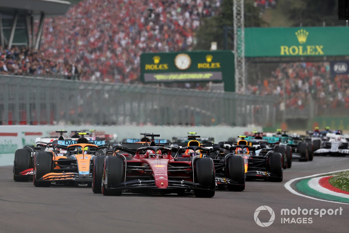 Charles Leclerc, Ferrari F1-75, Lando Norris, McLaren MCL36, Max Verstappen, Red Bull Racing RB18, Sergio Perez, Red Bull Racing RB18, the rest of the field at the start