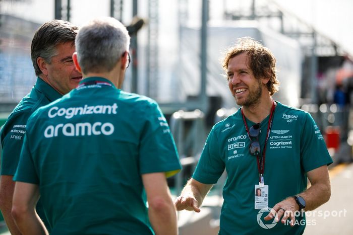 Sebastian Vettel, Aston Martin, Stevenson, director deportivo, Aston Martin y Mike Krack, jefe del equipo Aston Martin F1