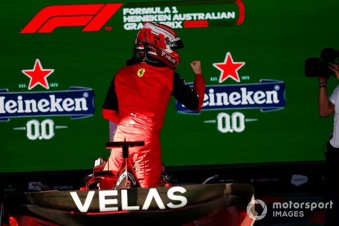 Charles Leclerc, Ferrari, 1ª posición, celebra su llegada al Parc Ferme