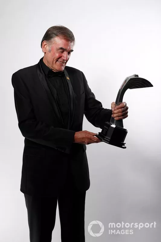 Dick Bennetts con su premio Gregor Grant