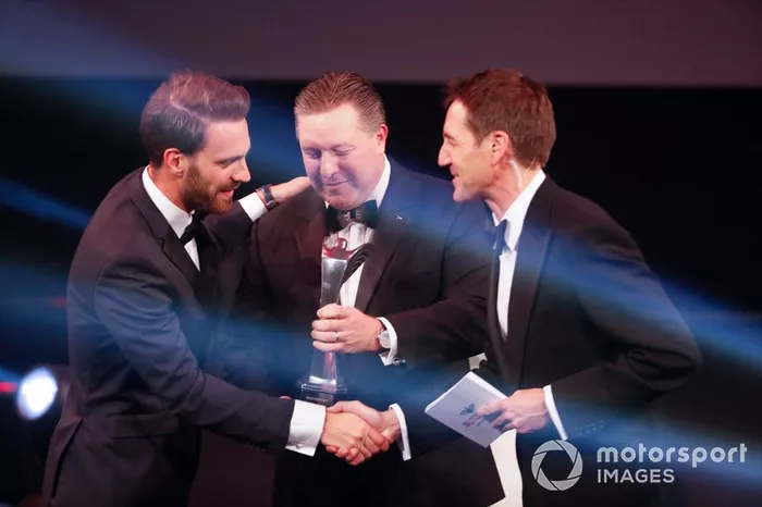 Jean-Eric Vergne riceve il Moment of the Year Award da Zak Brown, Executive Director, McLaren