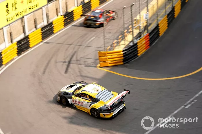 #99 ROWE Racing Porsche 911 GT3 R: Laurens Vanthoor
