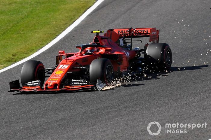 Charles Leclerc, Ferrari SF90, solleva scintille con l'ala danneggiata nel contatto con Max Verstappen, Red Bull Racing RB15, nel giro d'apertura