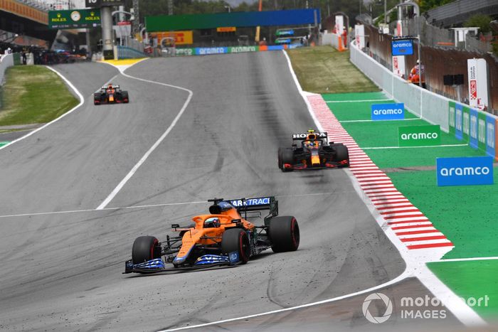 Daniel Ricciardo, McLaren MCL35M, Sergio Perez, Red Bull Racing RB16B