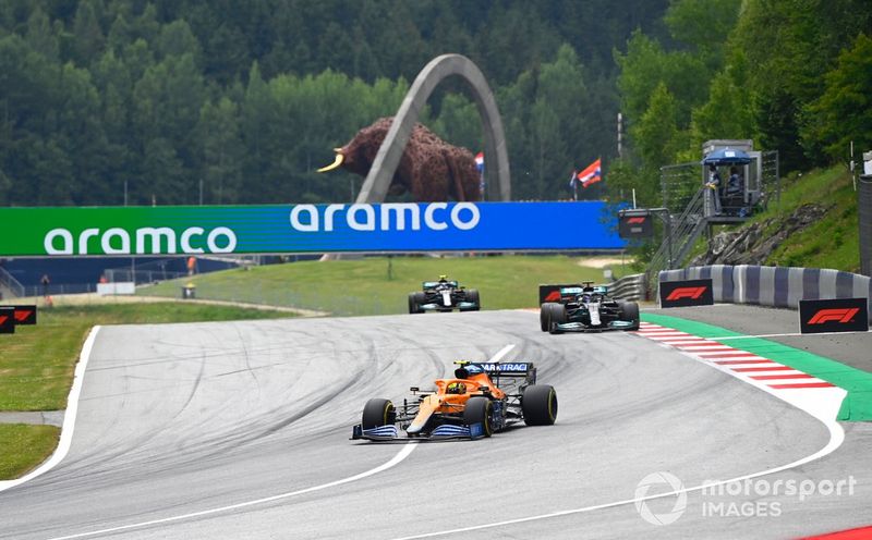 Lando Norris, McLaren MCL35M, Lewis Hamilton, Mercedes W12, Valtteri Bottas, Mercedes W12