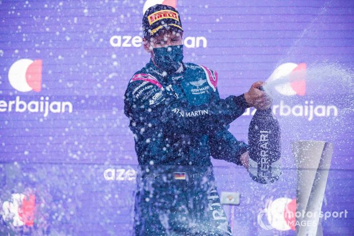 Podio: segundo lugar Sebastian Vettel, Aston Martin