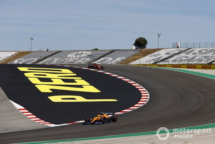 Lando Norris, McLaren MCL35M, Carlos Sainz Jr., Ferrari SF21