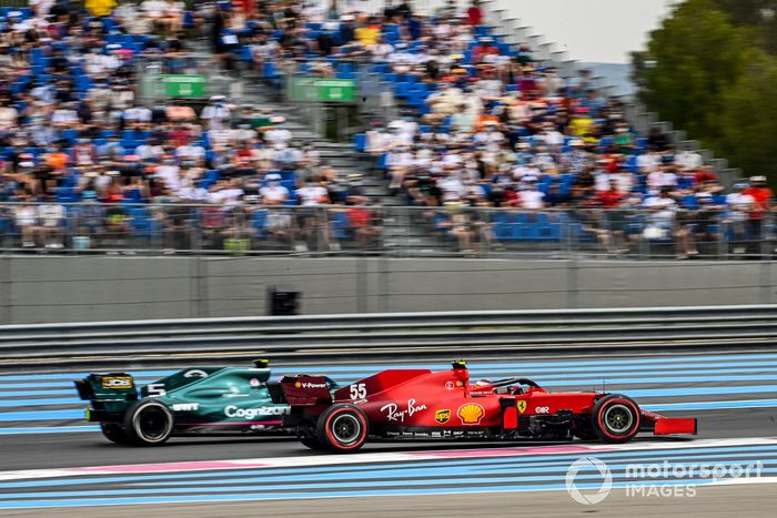 Carlos Sainz Jr., Ferrari SF21, Sebastian Vettel, Aston Martin AMR21