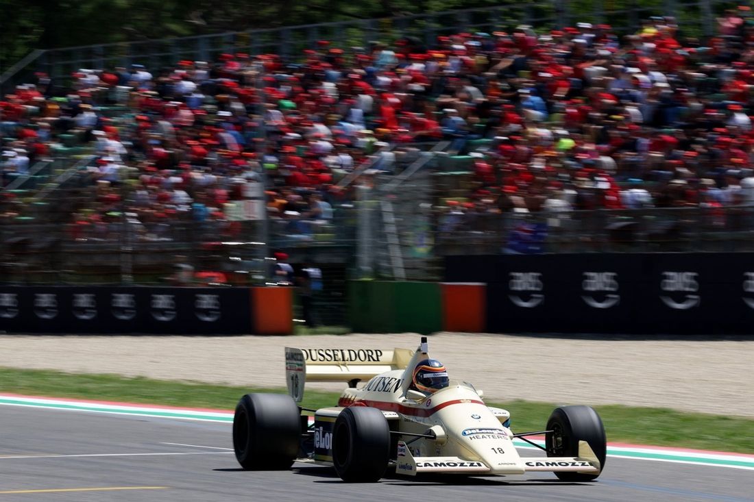 Thierry Boutsen prowadzi swój Arrows A8 podczas prezentacji bolidu F1 