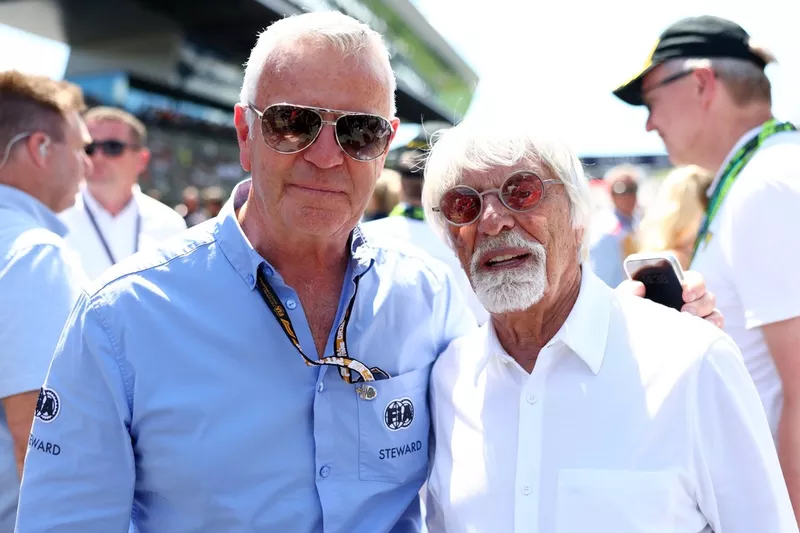 Derek Warwick, commissaire de la FIA sur la grille de départ avec Bernie Ecclestone