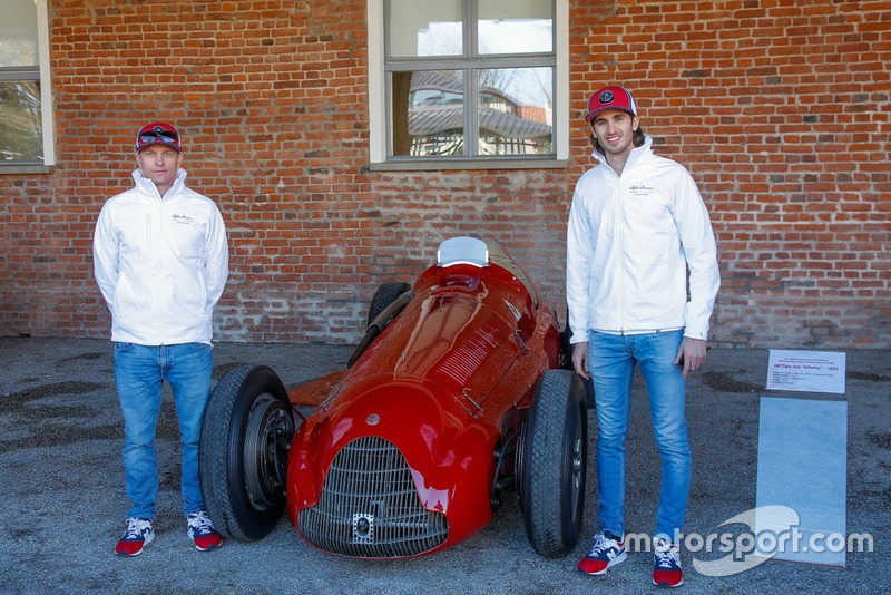 Antonio Giovinazzi, Alfa Romeo Racing e Kimi Raikkonen, Alfa Romeo Racing, posano con una GP Tipo 159