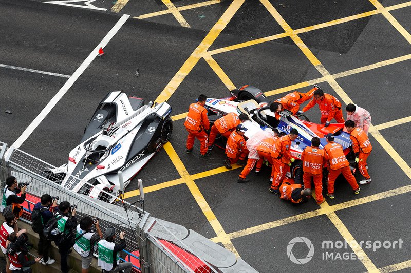 Marshals work to move the car of Pascal Wehrlein, Mahindra Racing, M5 Electro from the track