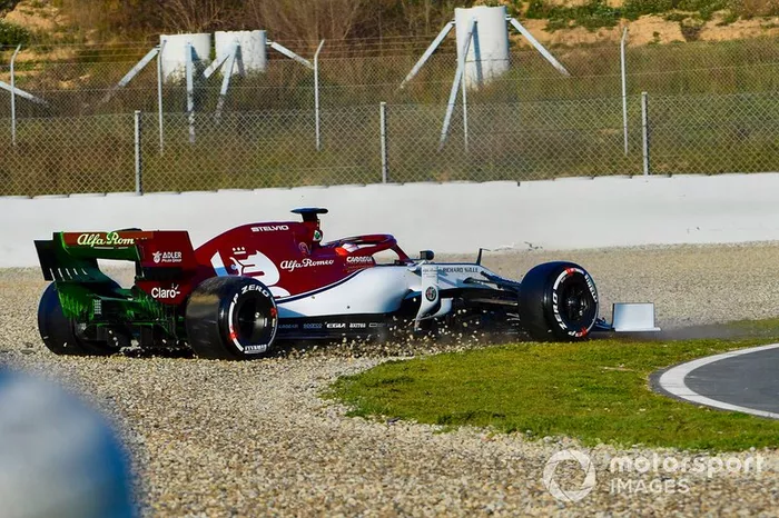 Kimi Raikkonen, Alfa Romeo Racing C38, va in testacoda e finisce nella sabbia, nella mattinata di apertura dei test
