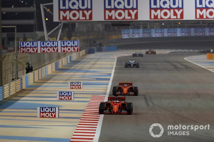 Sebastian Vettel, Ferrari SF90, por delante de Charles Leclerc, Ferrari SF90, y Lewis Hamilton, Mercedes AMG F1 W10