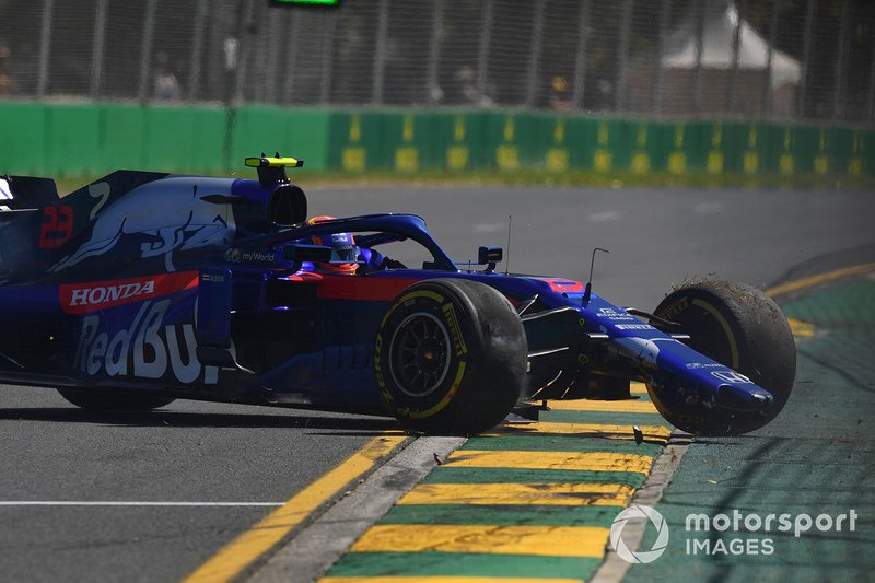 Alexander Albon, Toro Rosso STR14, va in testacoda e danneggia l'ala anteriore 