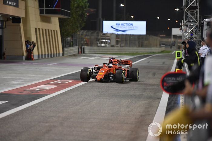Sebastian Vettel, Ferrari SF90, hace una parada en boxes para sustituir su alerón delantero