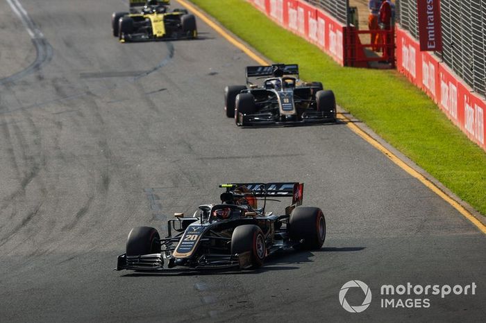 Kevin Magnussen, Haas F1 Team VF-19, precede Romain Grosjean, Haas F1 Team VF-19, e Nico Hulkenberg, Renault F1 Team R.S. 19