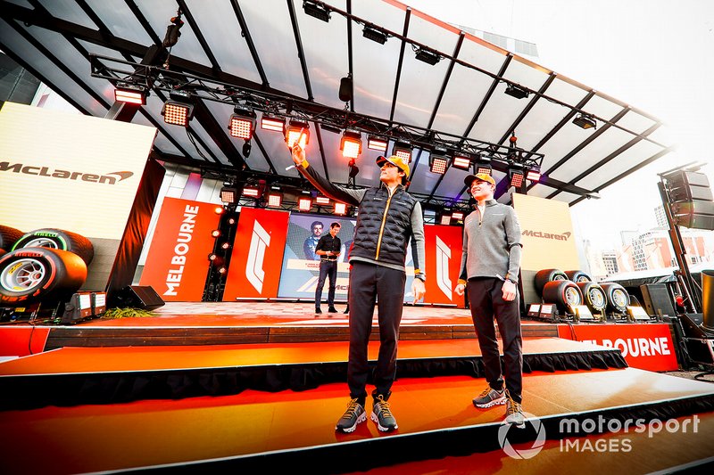 Carlos Sainz Jr., McLaren e Lando Norris, McLaren, scattano un selfie sul palco durante l'evento a Federation Square