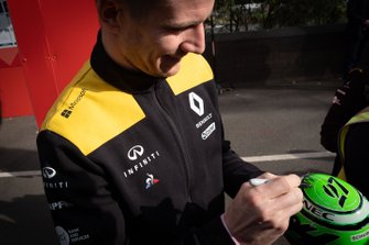 Nico Hulkenberg, Renault F1 Team signs autographs for the fans