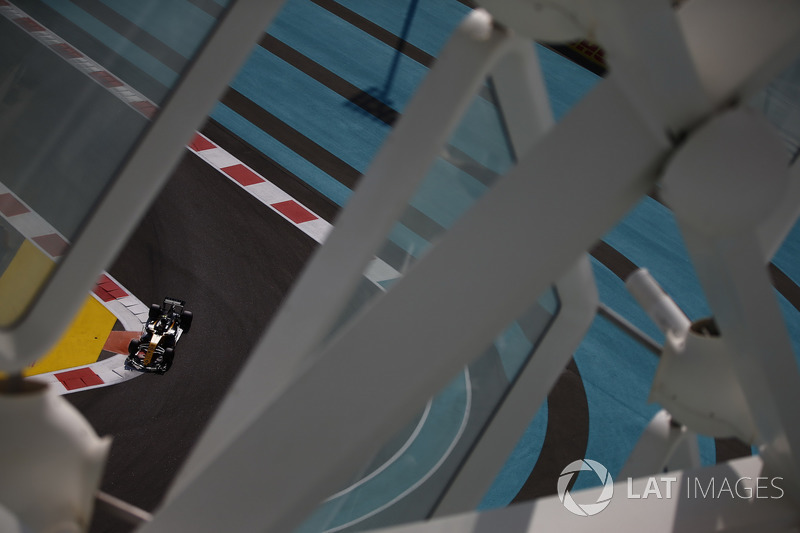 Carlos Sainz Jr., Renault Sport F1 Team RS17