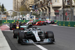 Valtteri Bottas, Mercedes AMG F1 W09, Daniel Ricciardo, Red Bull Racing RB14 Tag Heuer, Max Verstappen, Red Bull Racing RB14 Tag Heuer, Kimi Raikkonen, Ferrari SF71H, y Esteban Ocon, Force India VJM11 Mercedes, al inicio