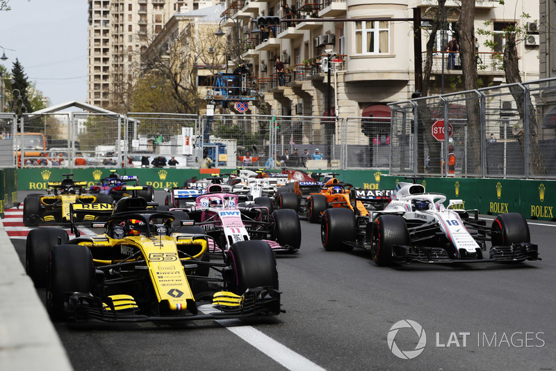 Carlos Sainz Jr., Renault Sport F1 Team R.S. 18, leads Lance Stroll, Williams FW41 Mercedes, Sergio Perez, Force India VJM11 Mercedes, Nico Hulkenberg, Renault Sport F1 Team R.S. 18, Fernando Alonso, McLaren MCL33 Renault, and the remainder of the field at the start