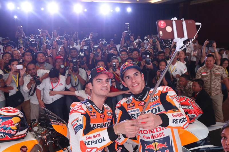 Marc Marquez, Repsol Honda Team, Dani Pedrosa, Repsol Honda Team medya ile selfie yapıyor