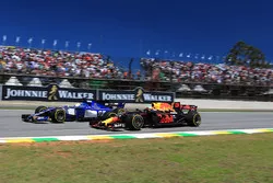 Marcus Ericsson, Sauber C36 lotta con Daniel Ricciardo, Red Bull Racing RB13
