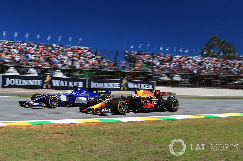 Marcus Ericsson, Sauber C36 ve Daniel Ricciardo, Red Bull Racing RB13 pozisyon mücadelesi