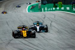 Nico Hulkenberg, Renault Sport F1 Team RS17, Lewis Hamilton, Mercedes AMG F1 W08