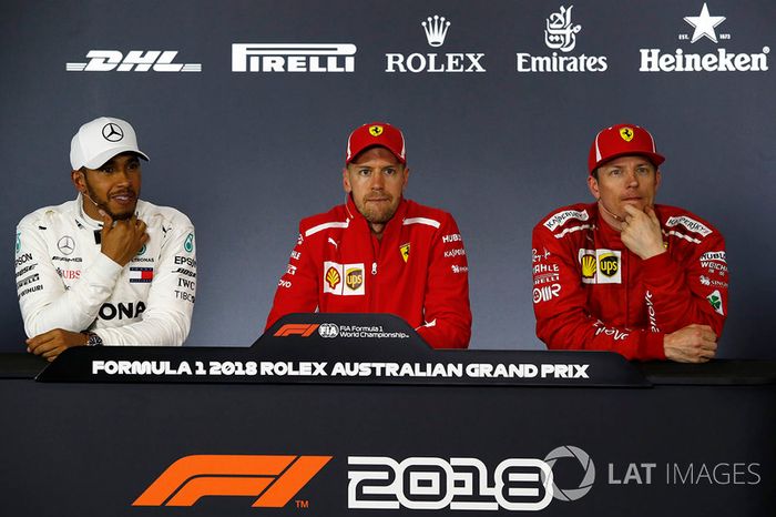 Segundo lugar Lewis Hamilton, Mercedes-AMG F1; ganador de la carrera Sebastian Vettel, Ferrari y tercer lugar Kimi Raikkonen, Ferrari en la conferencia