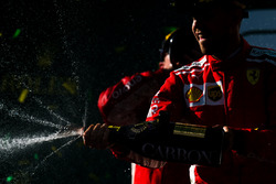 Il vincitore della gara Sebastian Vettel, Ferrari festeggia sul podio con lo champagne